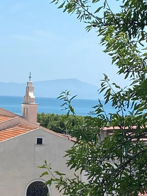 Caieta: la casa nella roccia