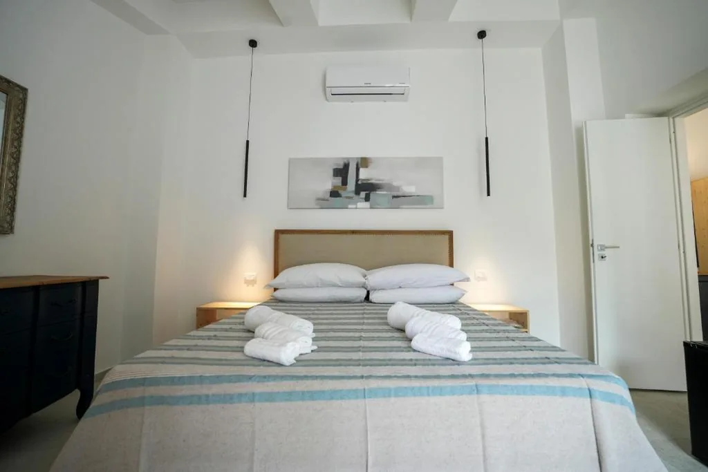 Camera King con Balcone — Praialonga Suites with Pool and Garden