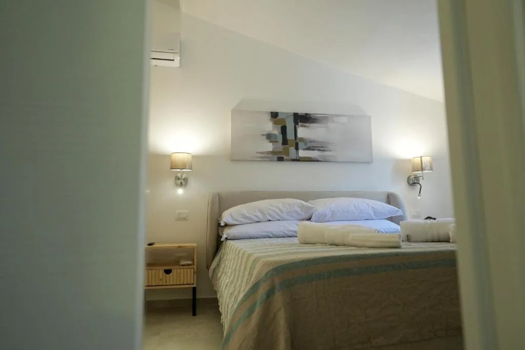 Camera King Superior — Praialonga Suites with Pool and Garden