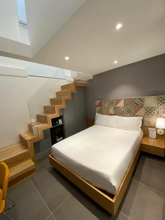 Budget Double Room with Courtyard View (Semi-Basement) — Hotel Medinblu