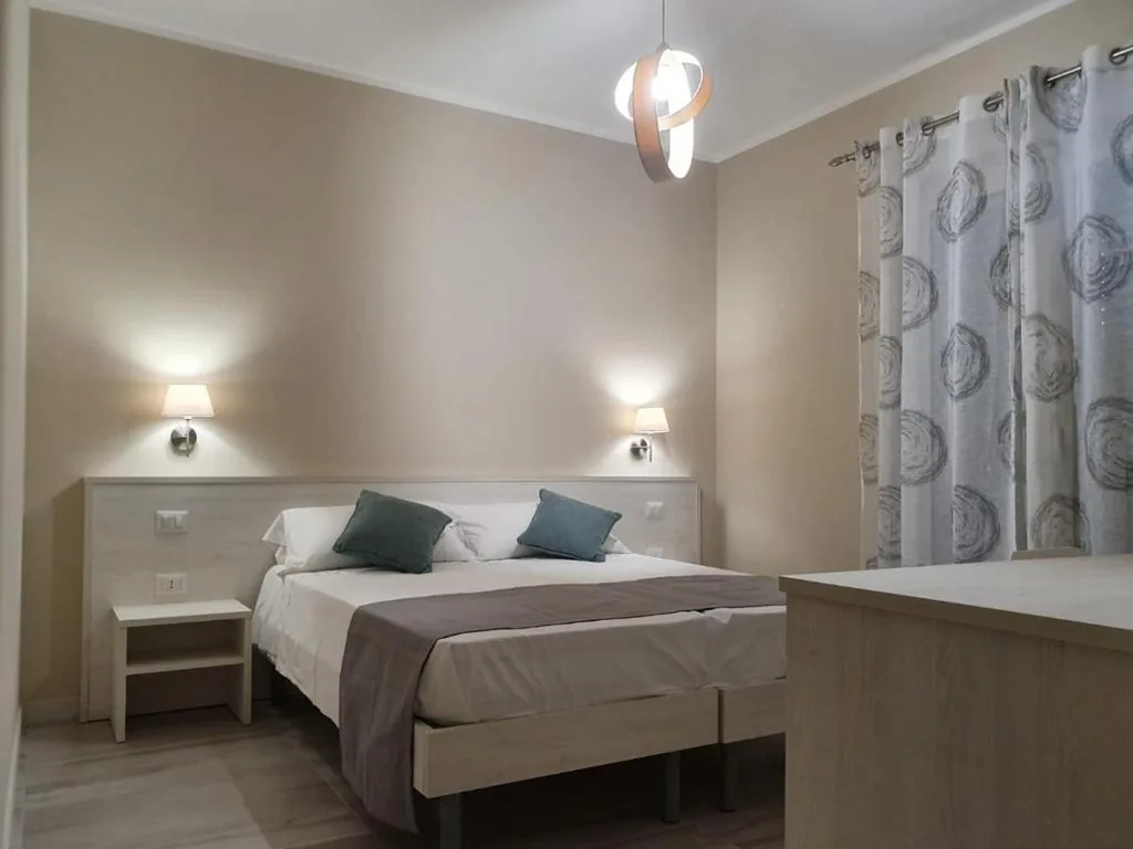 Camera Matrimoniale con Balcone — Oikia Rooms