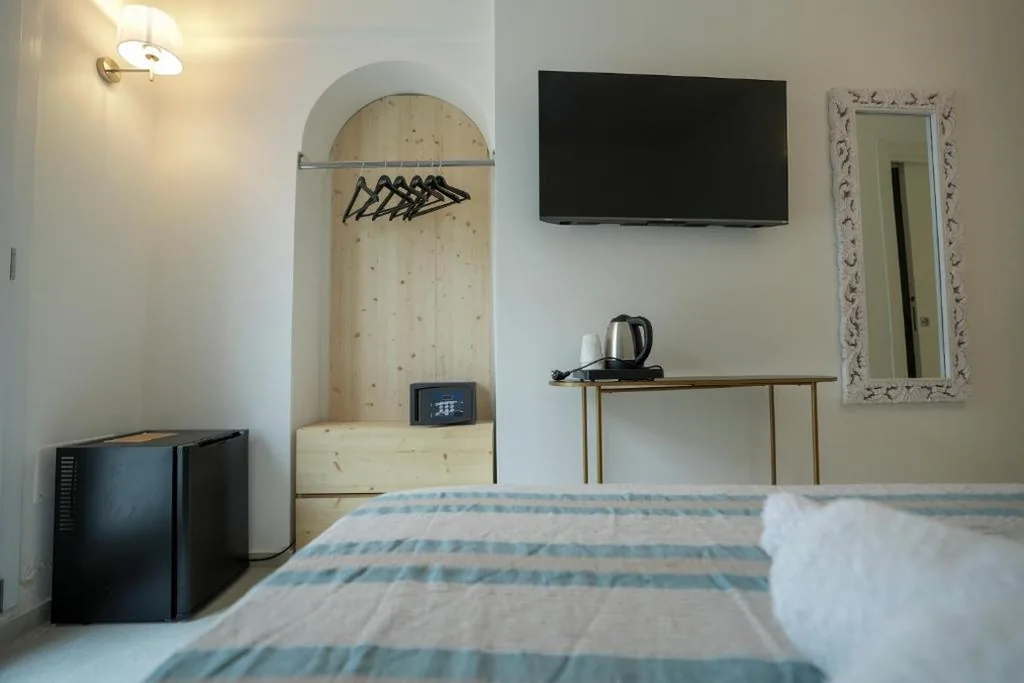 Camera Matrimoniale con Terrazza — Praialonga Suites with Pool and Garden