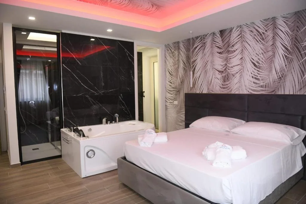 Camera Matrimoniale con Vasca Idromassaggio — ARIA DI MARE LUXURY B&B