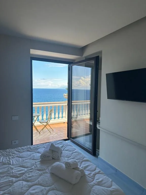 Deluxe Double Room with Balcony and Sea View — Casa Angelieri