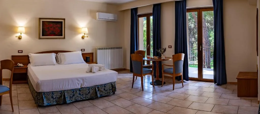 Deluxe Double Room with Balcony and Sea View — Hotel Bisanzio Resort