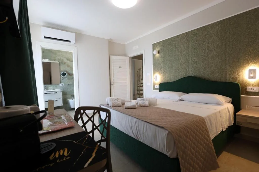 Deluxe Double Room with Balcony and Sea View — Sara B&B Accommodation