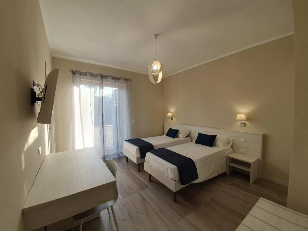 Camera Matrimoniale Deluxe con Balcone — Oikia Rooms