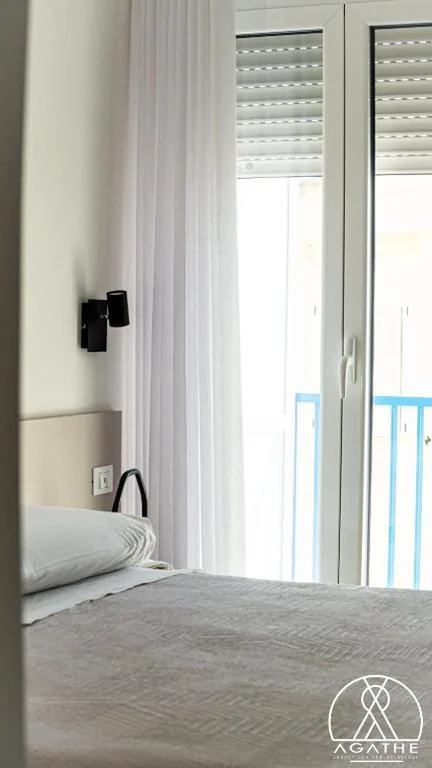 Camera Matrimoniale Deluxe con Vista Mare Laterale — Agathè Luxury Bed and Breakfast