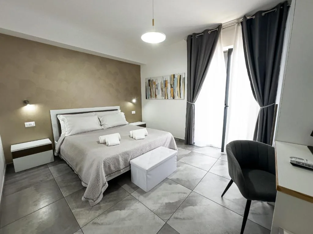 Camera Matrimoniale Deluxe con Vista Mare Laterale — Four Winds B&B