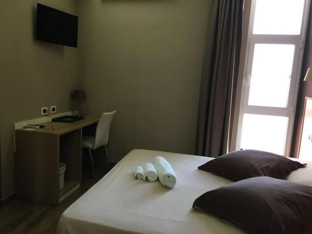 Camera Matrimoniale/Doppia con Letti Singoli con Bagno Privato — 60Quattro bedrooms