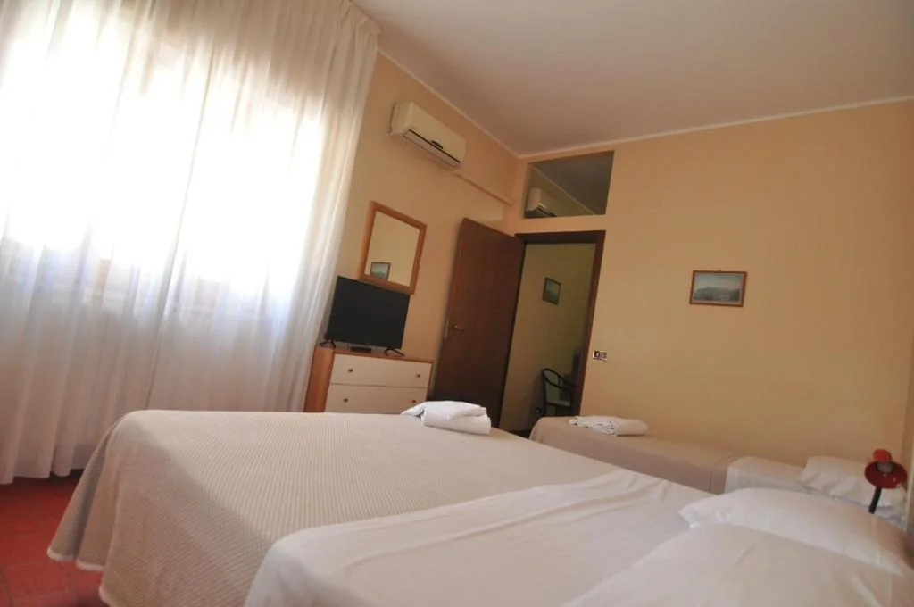 Camera Quadrupla con Bagno in Comune — Hotel Ristorante Mommo