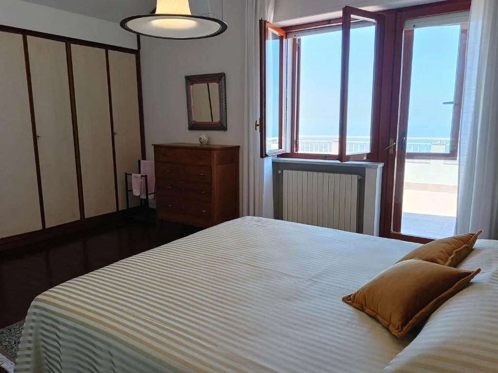 Queen Room with Shared Bathroom — Casa di Tota – Affittacamere