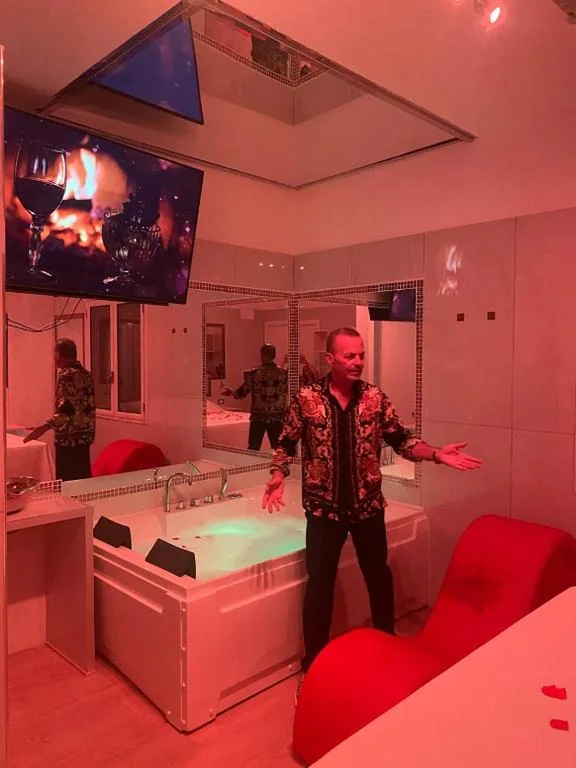Queen Room with Hot Tub — Confort Suites