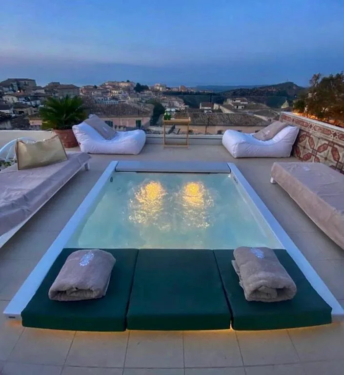 Queen Room with Hot Tub — Palazzo Cherubini-Pools & Wellness