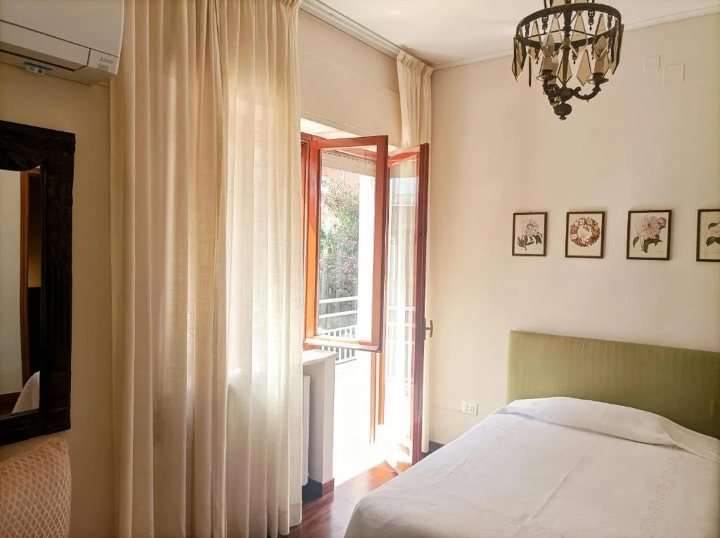 Single Room with Shared Bathroom — Casa di Tota – Affittacamere