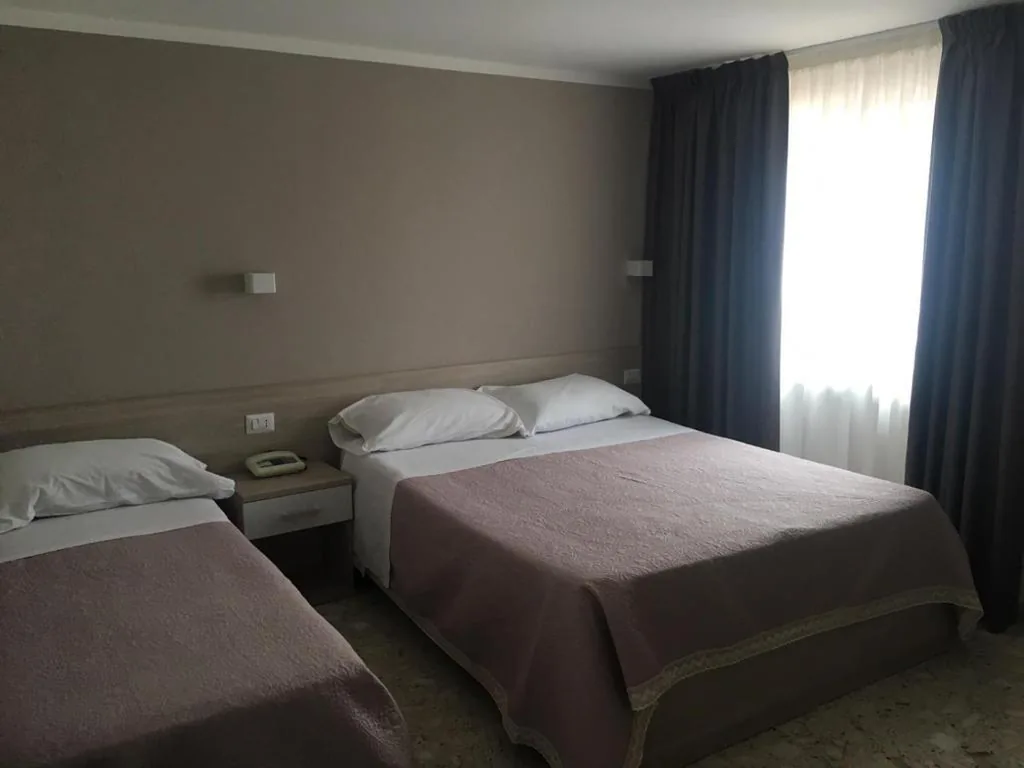 Budget Triple Room — Piccolo Hotel Lamezia