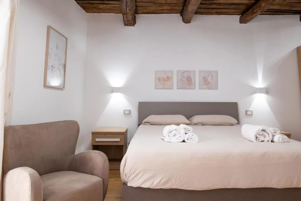 Camera Tripla con Balcone — Torre 47 – 49 Rooms