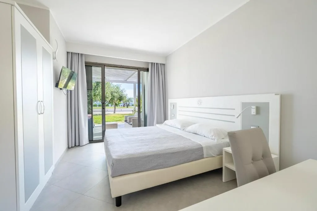 Hotel Baia Di Trainiti
