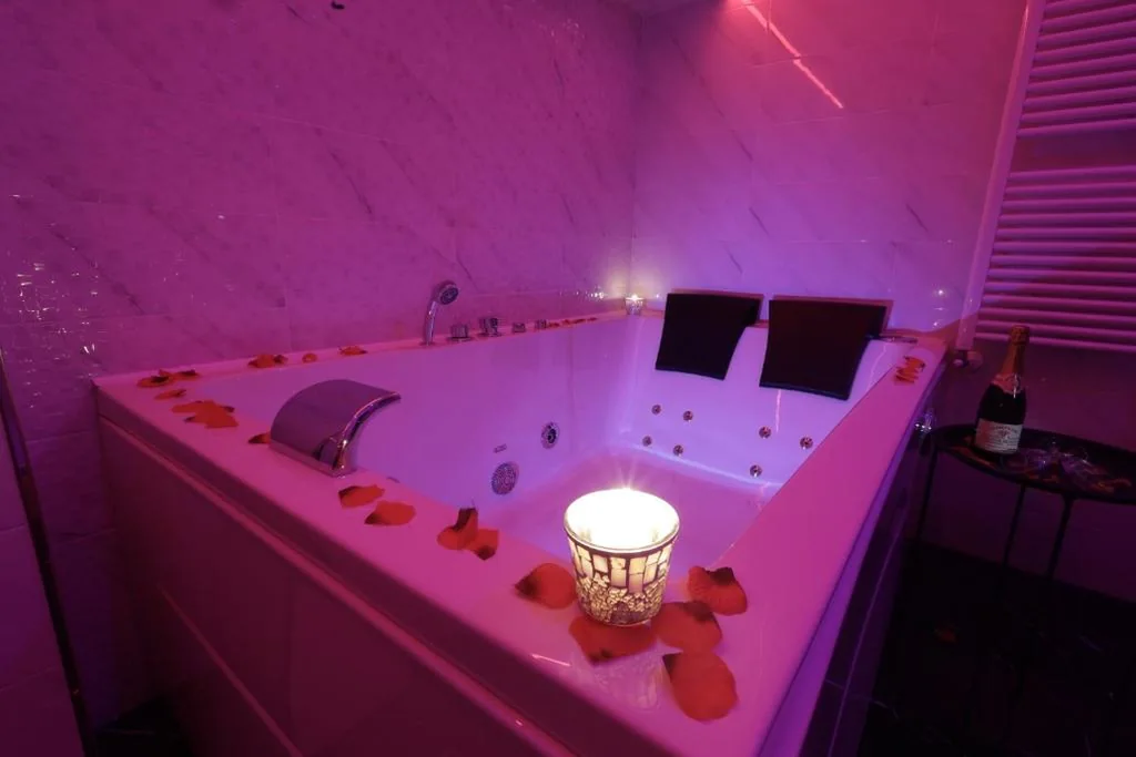 Suite con Vasca Idromassaggio — B&B GRECALE Suite & Spa