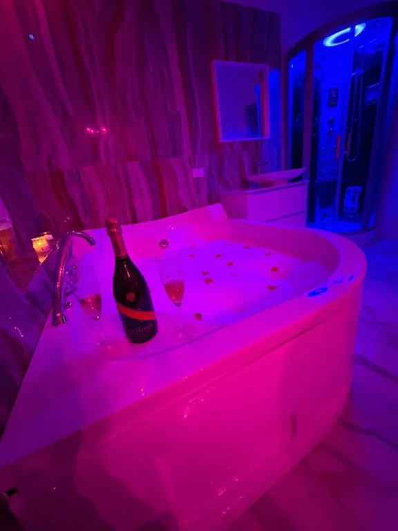 Deluxe Suite with Hot Tub — Confort Suites