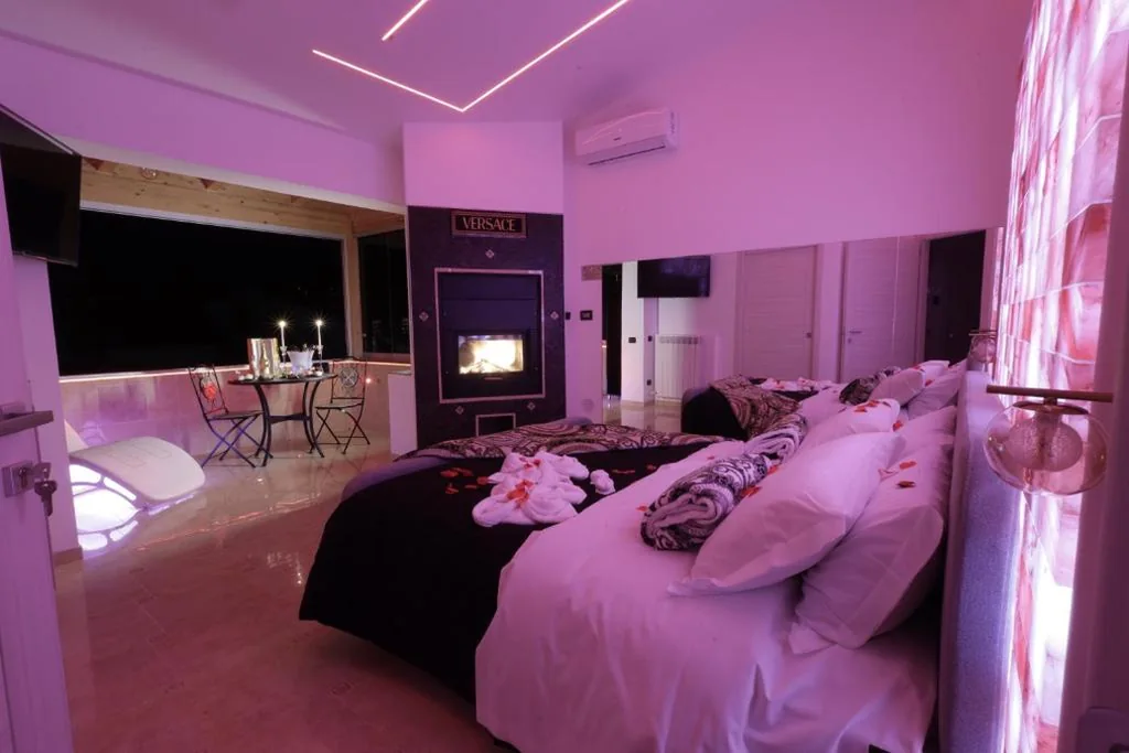 Suite Superior con Camino — B&B GRECALE Suite & Spa