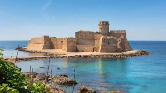 White beach Le Castella