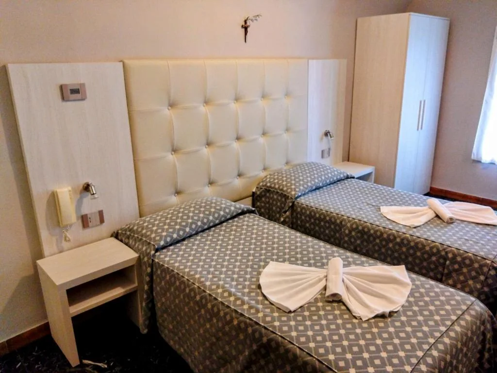 Camera Budget Doppia con Letti Singoli — Albergo Venaria Reale da Matteo