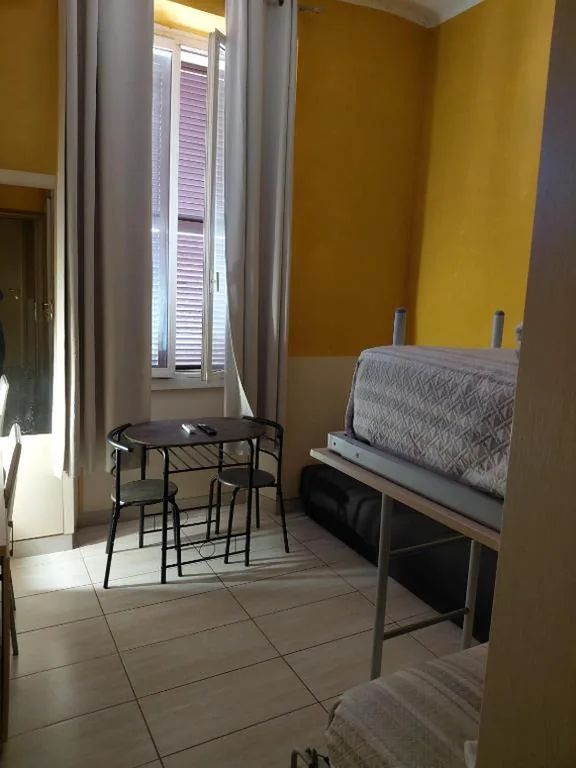 Budget Twin Room with Single Beds — Guest House Hola Roma