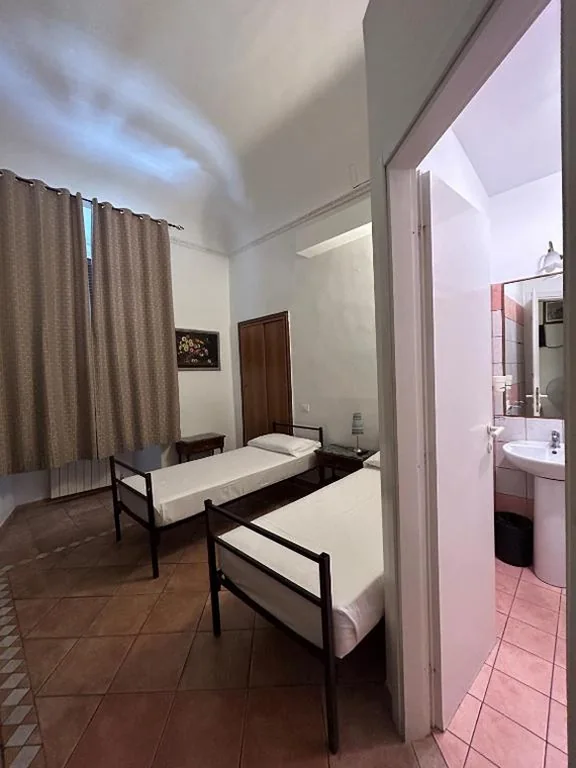 Camera Budget Doppia con Letti Singoli — Hotel Il Papavero