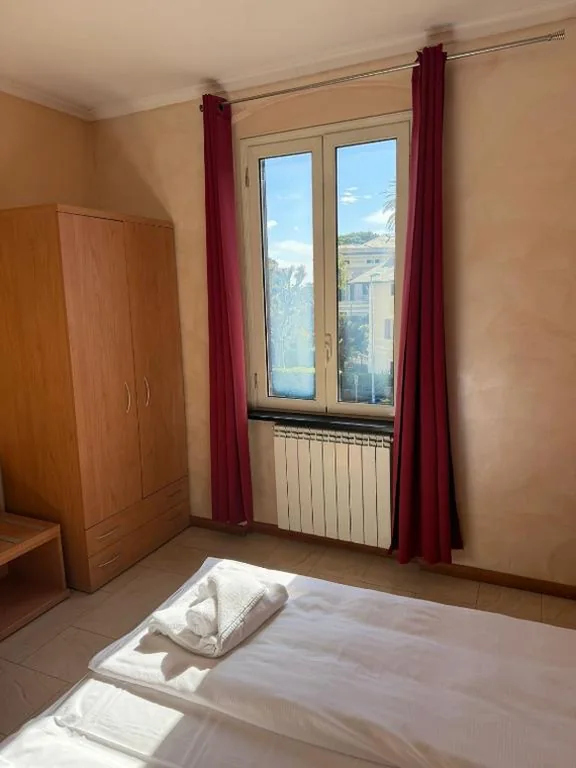 Budget Double/Twin Room — Hotel Villa Flora