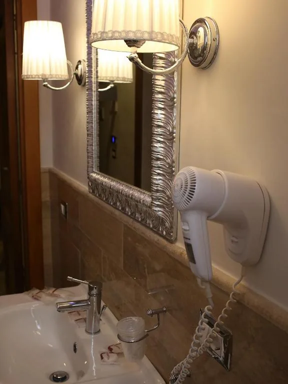 Budget Double Room with Single Beds — Piccolo di Piazza di Spagna Suites