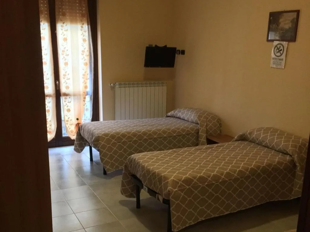 Budget Double Room with Single Beds — Roby Bar Affittacamere