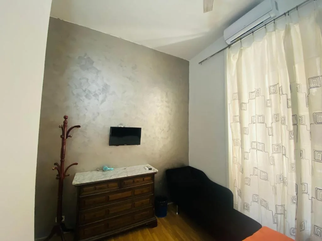 Budget Twin Room with Single Beds — Roman Place Affittacamere