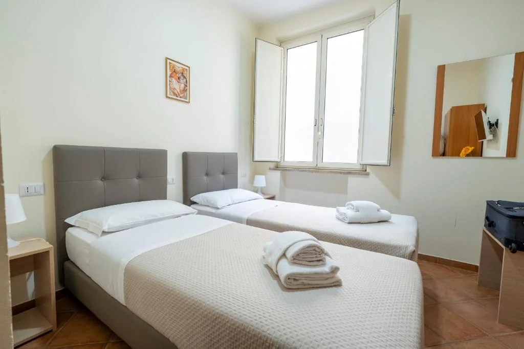 Camera Budget Matrimoniale/Doppia con Letti Singoli — Casa per Ferie Santa Maria alle Fornaci