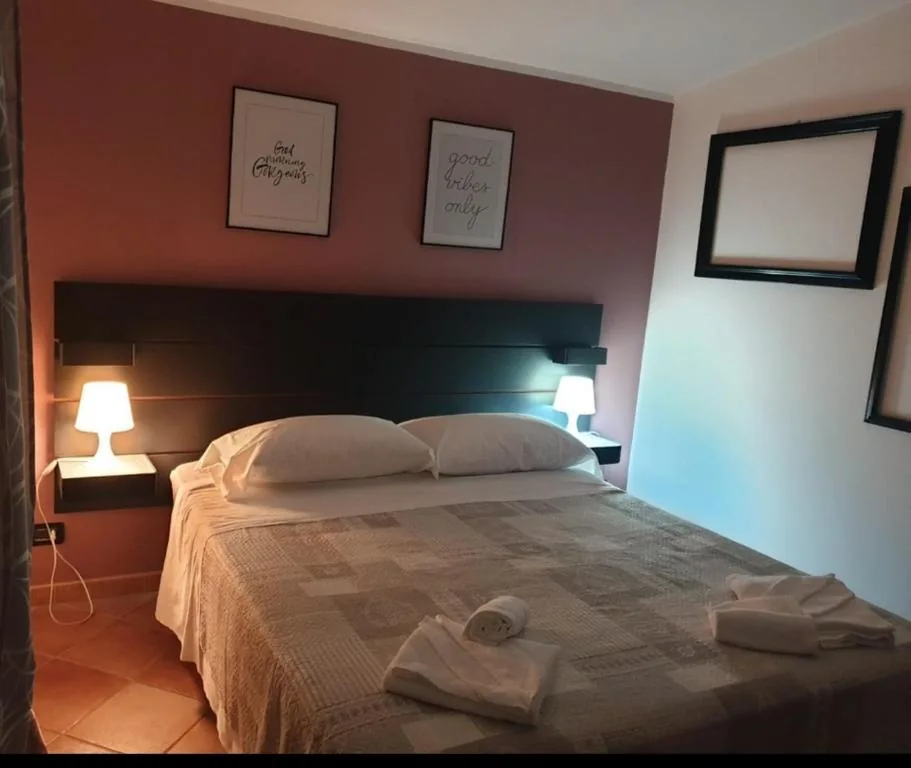 Camera Budget Matrimoniale/Doppia con Letti Singoli — Clock’s House