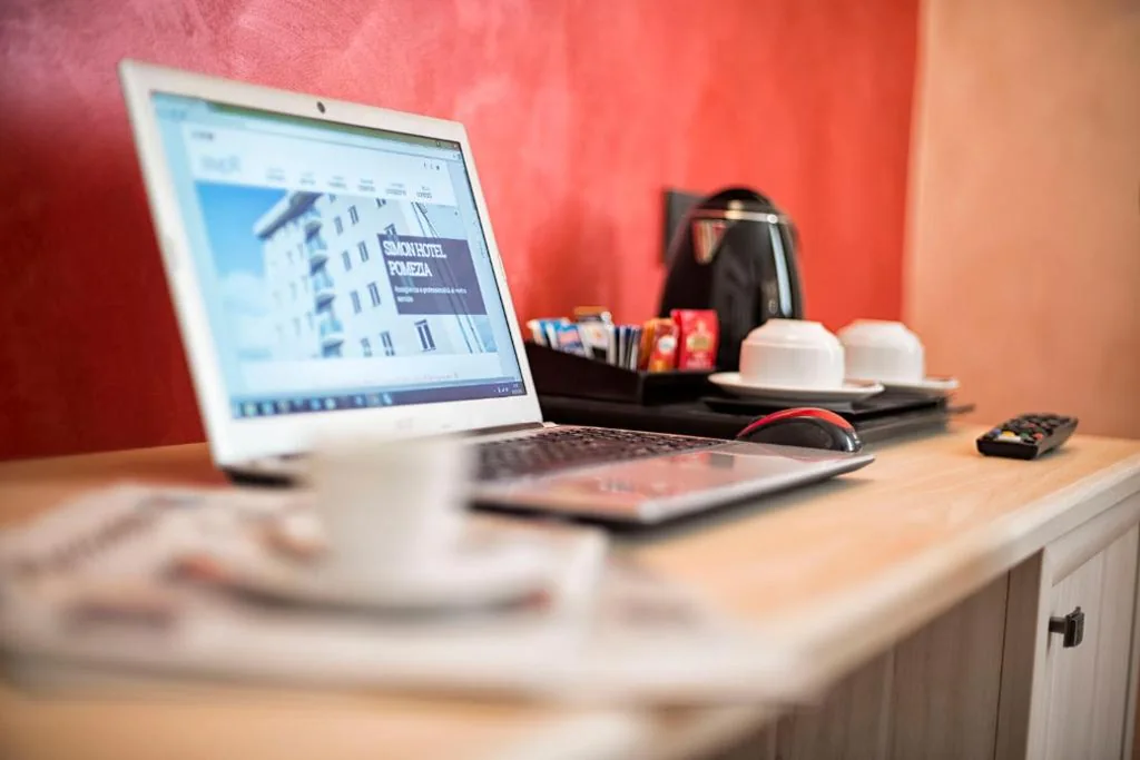 Camera Business — Simon Hotel