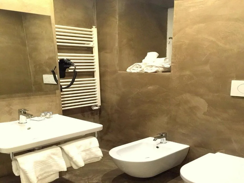 Camera con 2 Letti Queen-Size — I LOVE ROMA Guest House