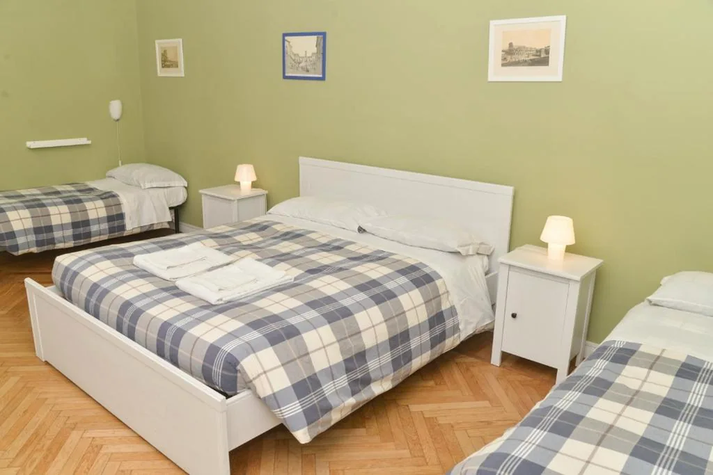 Camera con Bagno Privato Esterno — Colazione Al Vaticano Guest House
