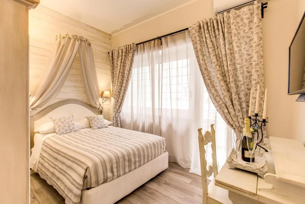 Camera con Balcone — Casa Tua Vaticano Guest House