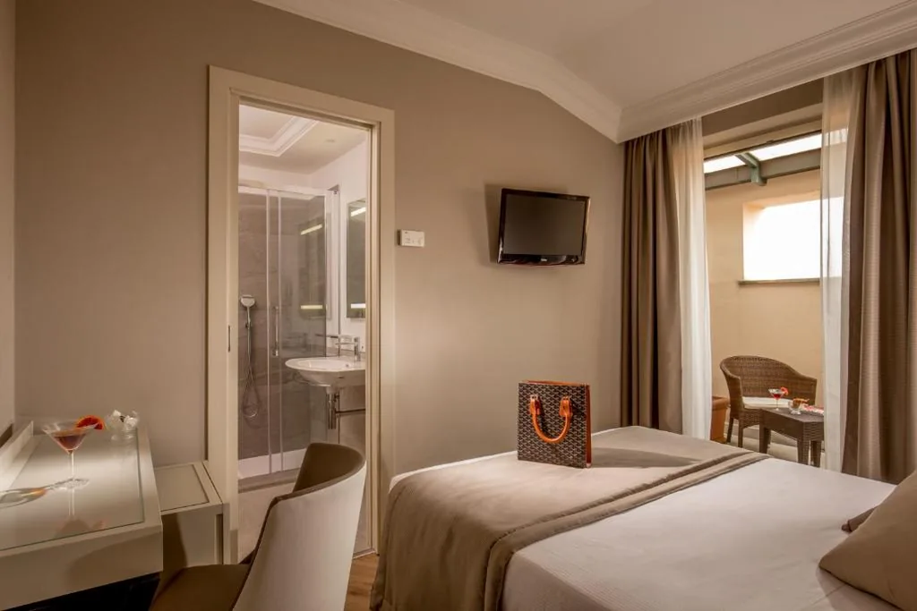 Camera con Letto Matrimoniale alla Francese — Ludovisi Palace Hotel