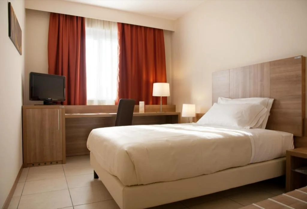 Camera con Letto Matrimoniale alla Francese — Torino Hotel San Luigi – Ristorante Trait d’Union