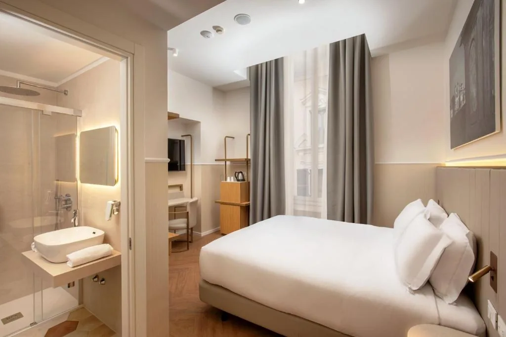Cosy Room with Queen-Size Bed — Cosmopolita Rome Colosseum, Tapestry Collection by Hilton