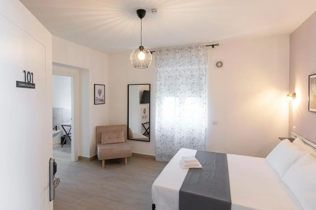 Camera Deluxe (2 Adulti + 1 Bambino) — DOMINA Guest House
