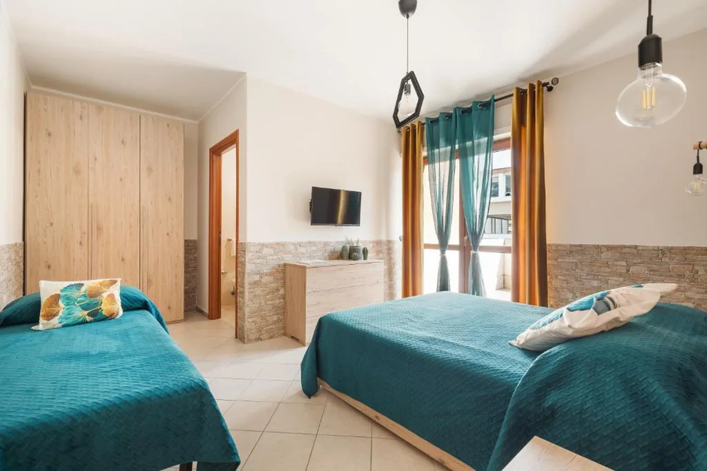 Camera Deluxe (2 Adulti + 1 Bambino) — Giramondo Guest house