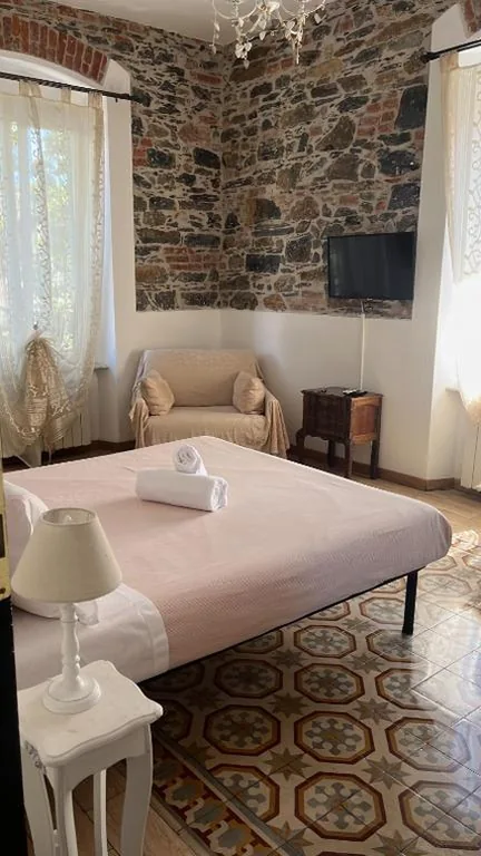 Deluxe Room (2 Adults + 1 Child) — Trainspot Accommodation
