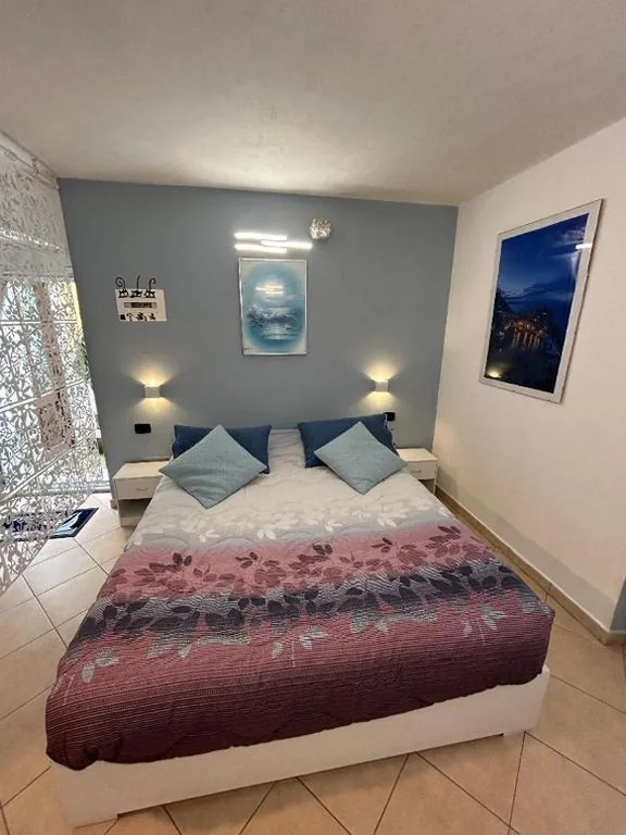 Camera Deluxe (2 Adulti + 1 Bambino) — Vela Azzurra