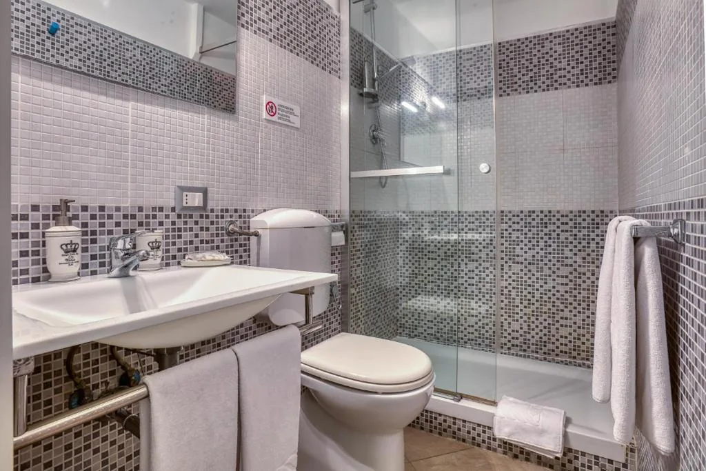 Deluxe Room — Ada Rooms