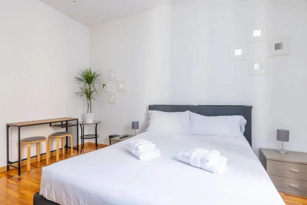 Deluxe Room — Bright Room – Private Bath – Center of Rome