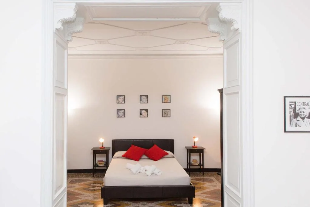 Deluxe Room with External Private Bathroom — Leone X Genova Affittacamere