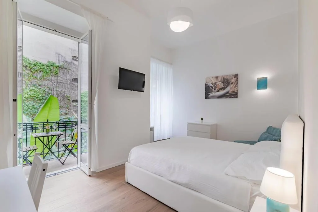 Camera Deluxe con Bagno Privato — Leo’s Colosseum – Private Apartments